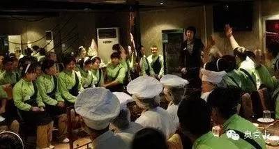 從洗菜工到店長 揭秘海底撈極致服務(wù)背后的“育人”體系