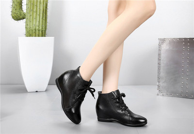 春新款平跟女短靴 舒適休閑的時(shí)尚選擇
